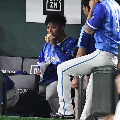 巨人対DeNA　3回裏の投球を終えベンチに戻ったDeNA東（左）はバナナを頰張る（撮影・鈴木みどり）