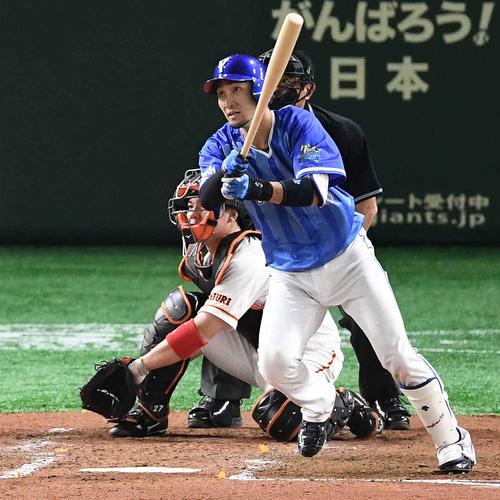 巨人対DeNA　4回表DeNA2死一、二塁、右適時打を放つ伊藤光（撮影・鈴木みどり）