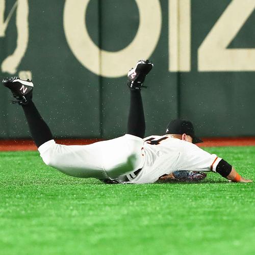 巨人対DeNA　4回表DeNA2死二、三塁、東の打球を好捕する左翼手ゲレーロ（撮影・足立雅史）