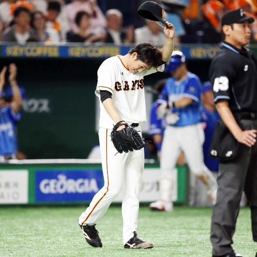 巨人対DeNA　4回表DeNA2死一、二塁、伊藤光に適時打を打たれ、うなだれる高橋（撮影・狩俣裕三）