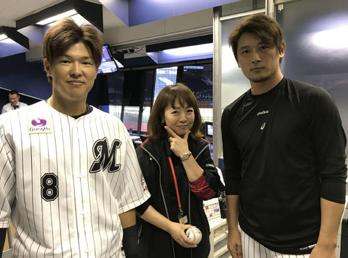 1軍公式戦の場内アナウンス担当が通算1700試合に達した18年5月18日、ロッテ涌井（右）中村奨（左）からソフトバンク戦のウイニングボールを贈られる谷保さん。選手から愛されてます！