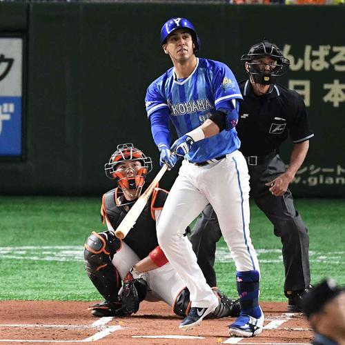 巨人対DeNA　1回表DeNA1死一塁、先制の左越え2点本塁打を放つソト（撮影・鈴木みどり）