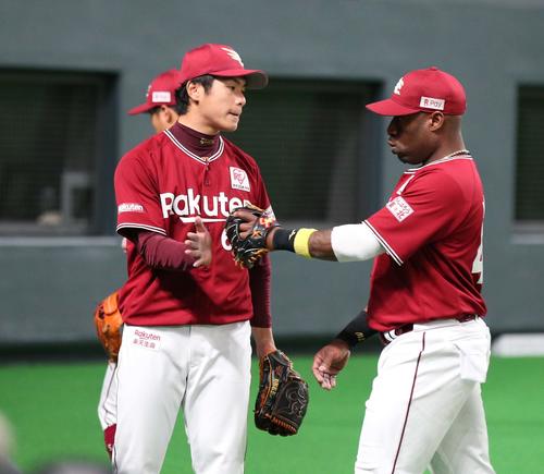 日本ハム対楽天　5回を投げ終えウィーラー（右）らナインを出迎える古川（撮影・黒川智章）