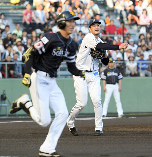 西武対ソフトバンク　1回表ソフトバンク1死、三森を投ゴロに打ち取る西武の先発高橋光（撮影・たえ見朱実）