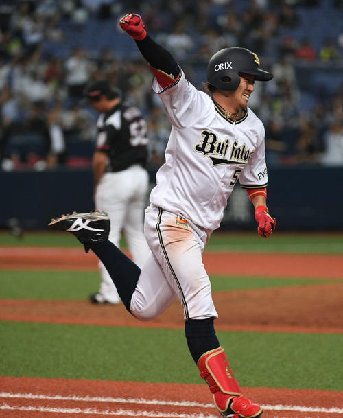 9回裏オリックス2死満塁、小田はサヨナラ打を放つ。左は益田（撮影・渦原淳）