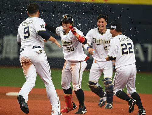 9回裏オリックス2死満塁、小田はサヨナラ打を放ちナインの手荒い祝福を受ける（撮影・渦原淳）