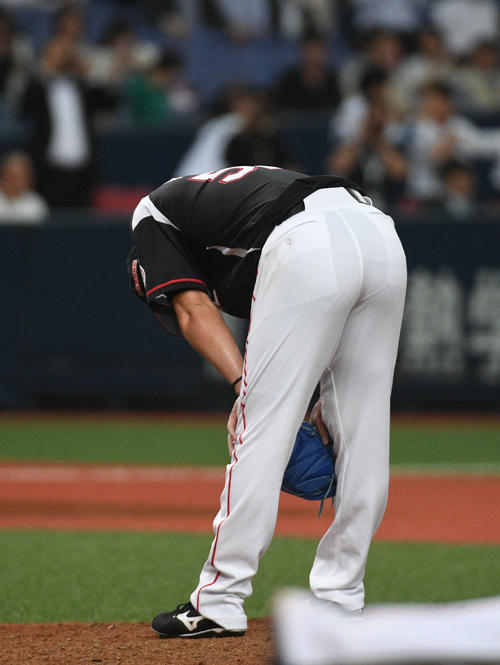 9回裏オリックス2死満塁、小田にサヨナラ打を浴びがっくりの益田（撮影・渦原淳）