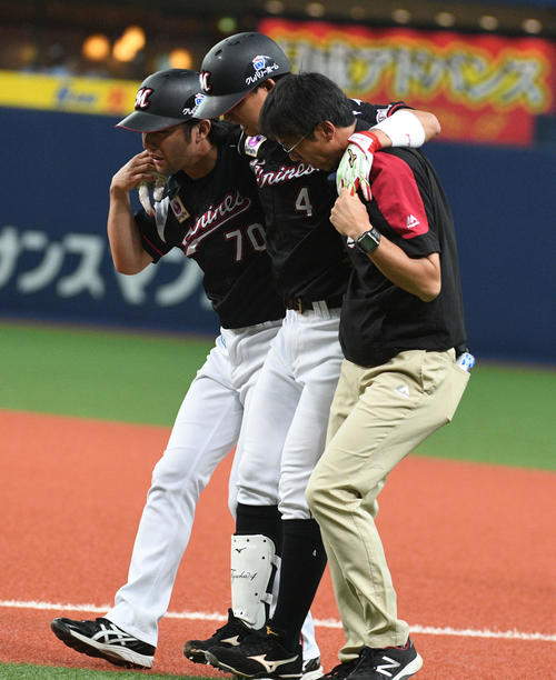 送りバントを決めた藤岡裕大（中央）は負傷し退場する（2019年5月21日撮影）