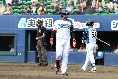 7回1死二塁、空振り三振に倒れ、うつむきがちにベンチに戻る日本ハム清宮（撮影・田中彩友美）