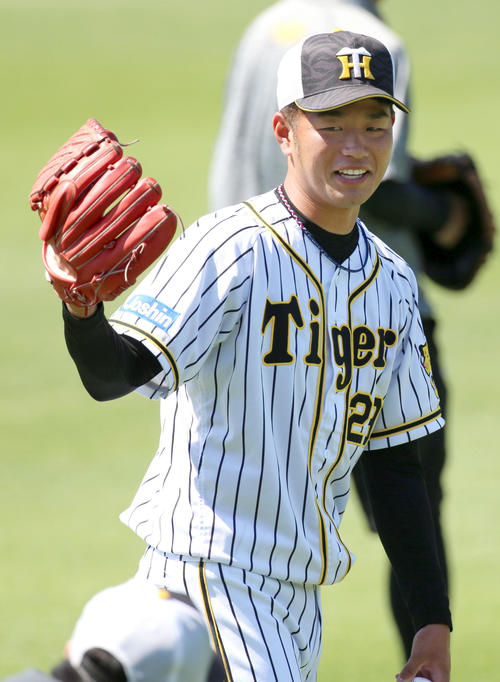阪神対ヤクルト　試合前の練習で笑顔を見せる阪神高橋遥人（撮影・上山淳一）