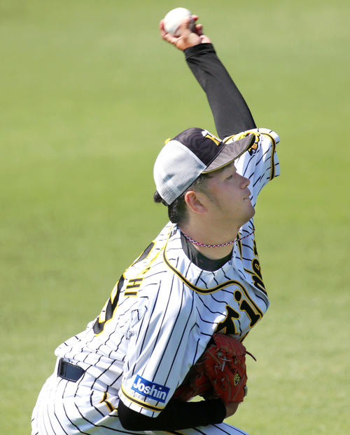 阪神対ヤクルト　試合前の練習でキャッチボールで汗を流す阪神高橋遥人（撮影・上山淳一）
