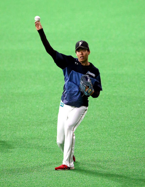日本ハム対楽天　試合前、キャッチボールをする日本ハム杉浦（撮影・佐藤翔太）
