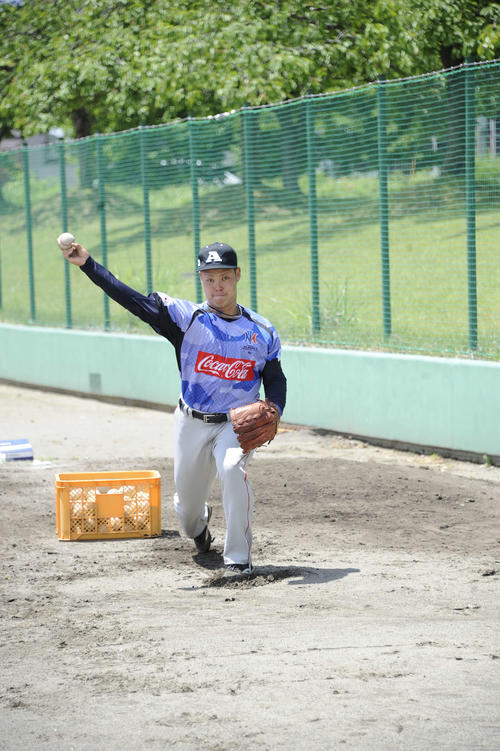 入念に投球練習をする前川