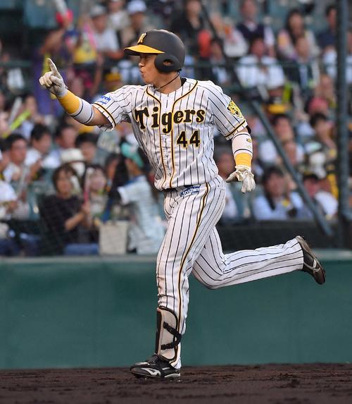 阪神対ヤクルト　2回裏阪神無死、左越えに先制ソロ本塁打を放つ梅野隆太郎（撮影・上田博志）