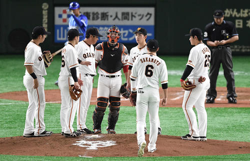 巨人対DeNA　4回表DeNA2死一、二塁、伊藤光に右適時打を浴びた後、高橋（中央右）のもとに集まるナイン（撮影・鈴木みどり）