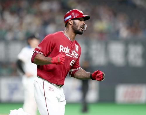 日本ハム対楽天　2回表楽天無死一塁、右越え2点本塁打を放ち叫ぶブラッシュ（撮影・黒川智章）