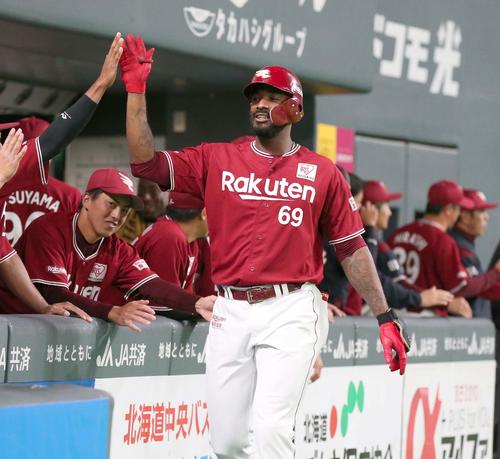 日本ハム対楽天　2回表楽天無死一塁、右越え2点本塁打を放ちナインに出迎えられるブラッシュ（撮影・黒川智章）