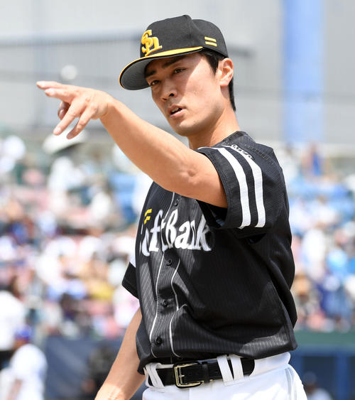 ウエスタン・リーグ中日対ソフトバンク　2回、中日に二者連続の本塁打を打たれがっくりとベンチに戻るソフトバンク先発の和田（撮影・前岡正明）
