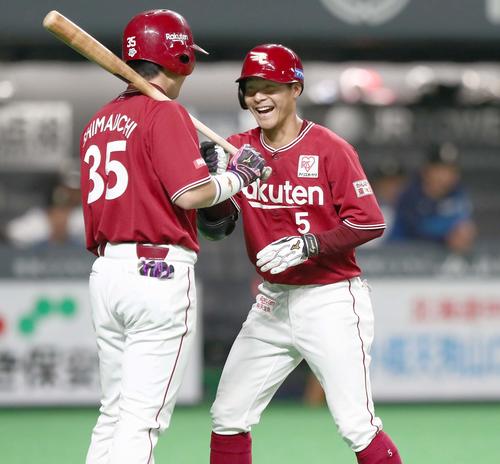 日本ハム対楽天　5回表楽天無死、右越え本塁打を放ち笑顔で生還する茂木（撮影・黒川智章）