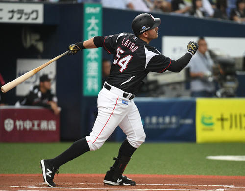 オリックス対ロッテ　6回表ロッテ無死一塁、レアードは2点本塁打を放つ（撮影・渦原淳）