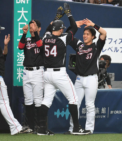 オリックス対ロッテ　6回表ロッテ無死一塁、レアードは2点本塁打を放ちナインに迎えられる（撮影・渦原淳）