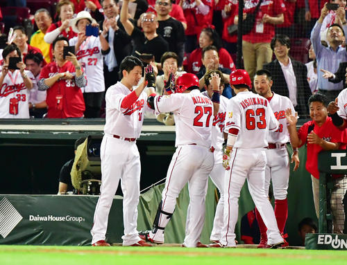5回裏広島2死一塁、右越え2点本塁打を放った会沢翼を出迎える選手たち、左は大瀬良（撮影・清水貴仁）