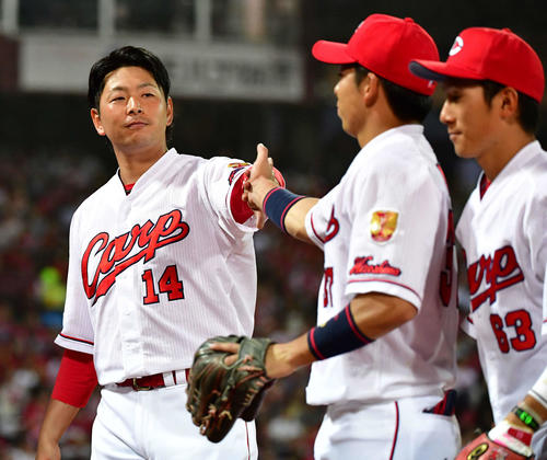 広島対中日　6回を終え、野間（中央）とタッチを交わす大瀬（撮影・清水貴仁）