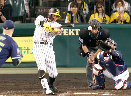 阪神対ヤクルト　7回裏阪神2死三塁、糸井は中前適時打を放つ（撮影・上山淳一）