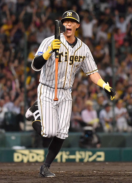 7回裏阪神2死三塁、中前に勝ち越し適時打を放ち雄たけびをあげる糸井（撮影・上田博志）