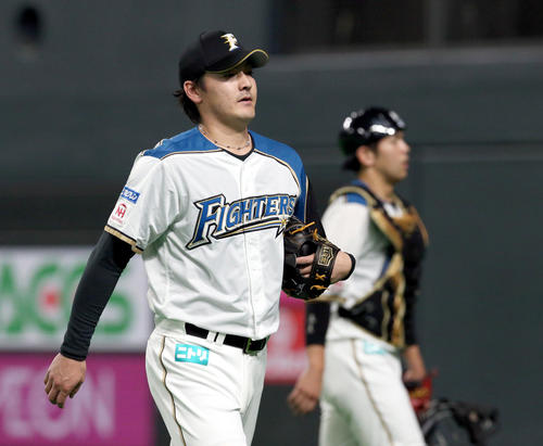 日本ハム対楽天　さらに追加点を許しベンチに戻る日本ハム有原と清水（右奥）（撮影・佐藤翔太）