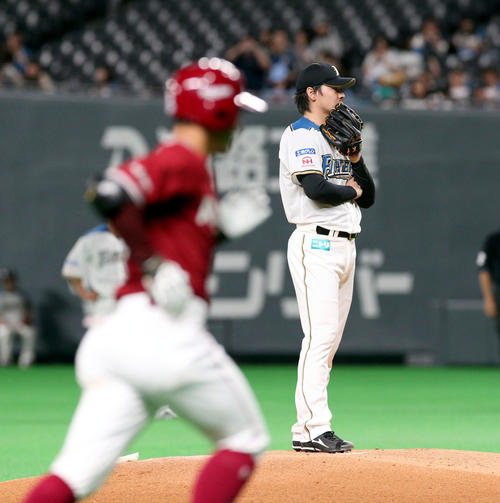 日本ハム対楽天　5回表楽天無死、茂木（左前）に勝ち越しとなる右越え本塁打を浴びる日本ハム有原（撮影・佐藤翔太）