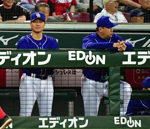 広島対中日　ベンチで厳しい表情をみせる与田監督（左）（撮影・清水貴仁）