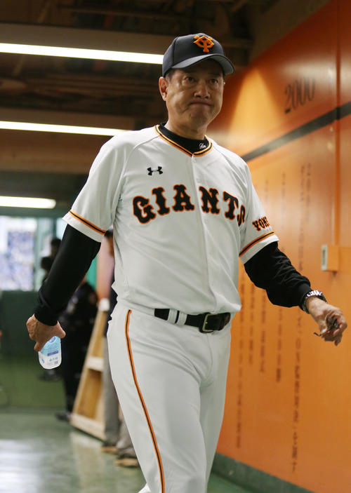 巨人対DeNA　試合後、厳しい表情で引き揚げる原監督（撮影・狩俣裕三）