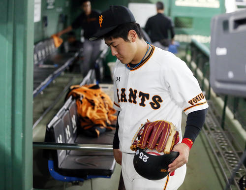 巨人対DeNA　試合後、悔しそうな表情で引き揚げる岡本（撮影・狩俣裕三）