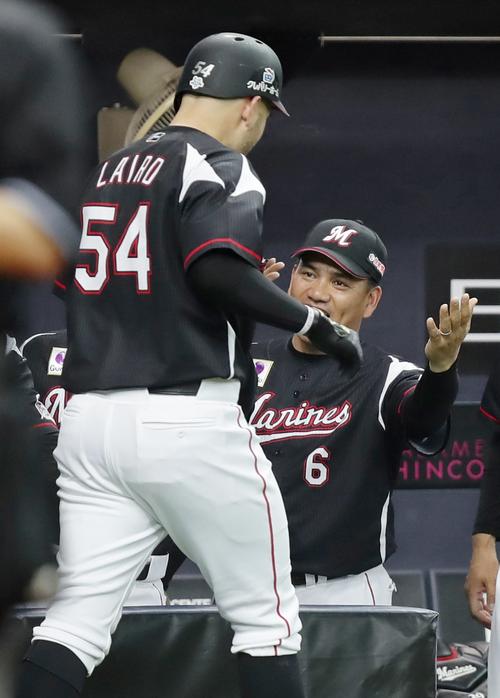 6回、2ランを放ったロッテ・レアードを迎える井口監督（共同）