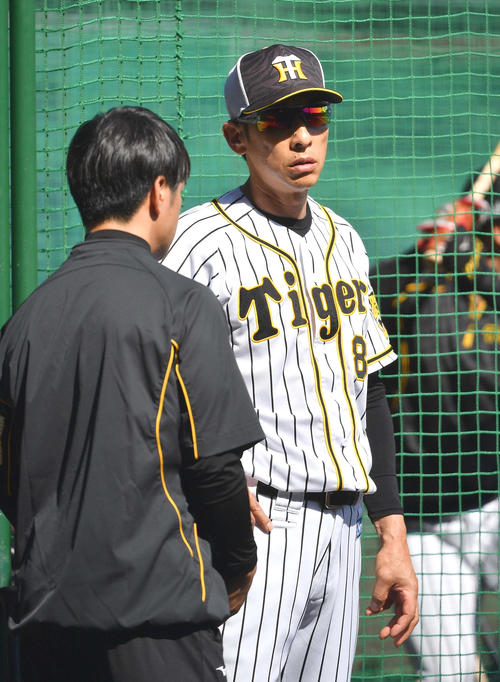 トレーナーから説明を受ける矢野監督（撮影・上田博志）