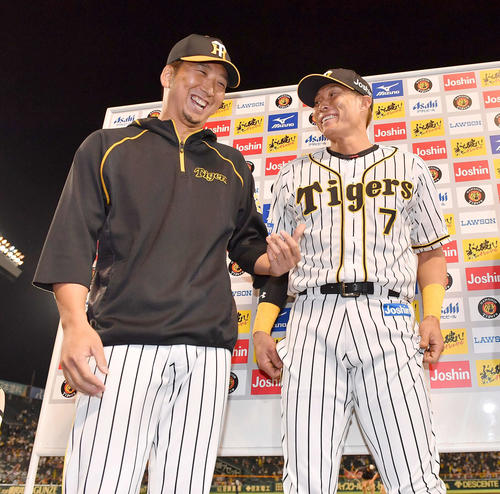 阪神対ヤクルト　お立ち台で笑顔を見せる藤川（左）と糸井（撮影・上田博志）