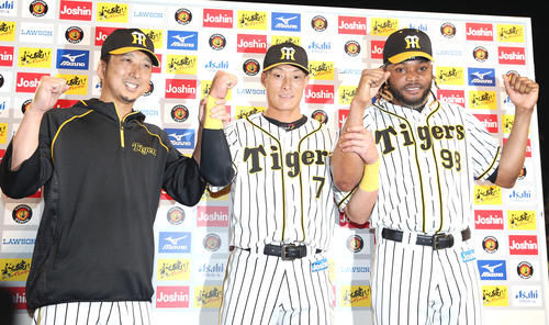 阪神対ヤクルト　ヤクルトに勝利しお立ち台でガッツポーズする、左から藤川、糸井、ドリス（撮影・前田充）