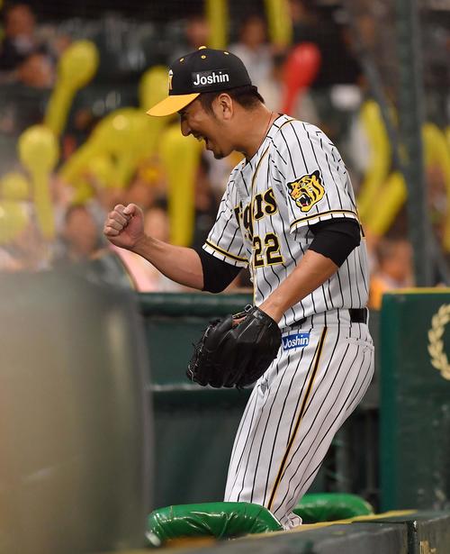 阪神対ヤクルト　7回表ヤクルト2死一、二塁、ウラディミール・バレンティンから三振を奪いガッツポーズしながらベンチに引き揚げる藤川（撮影・上田博志）