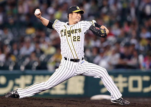 阪神対ヤクルト　7回から阪神2番手で登板する藤川（撮影・前田充）