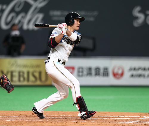日本ハム対楽天　4回裏日本ハム1死一塁、右前打を放つ王柏融（撮影・黒川智章）