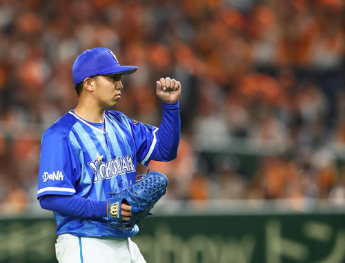 巨人対DeNA　5回裏巨人1死一、三塁、東は石川を空振り三振に仕留めガッツポーズする（撮影・足立雅史）