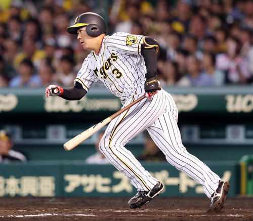 阪神対ヤクルト　7回裏阪神2死一塁、左前打を放つ大山（撮影・前田充）