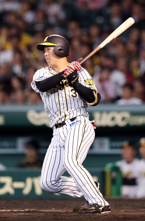 阪神対ヤクルト　7回裏阪神2死一塁、左前打を放つ大山（撮影・前田充）