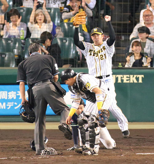 5回表ヤクルト2死二塁、岩田（右）は、近本の好送球でピンチを乗り切りガッツポーズで喜ぶ（撮影・上山淳一）