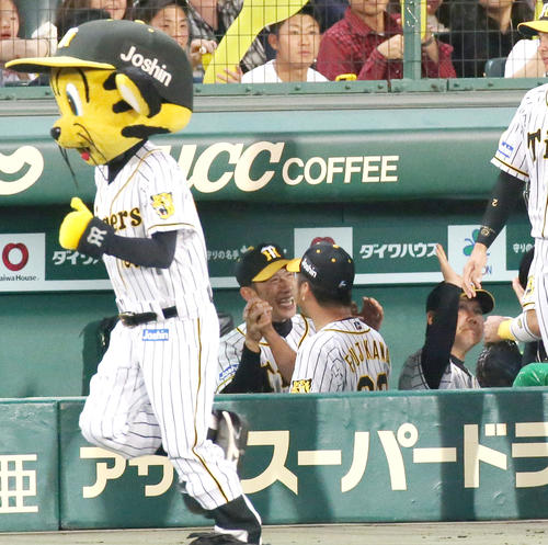 阪神対ヤクルト　7回表ヤクルト2死一、二塁、矢野燿大監督は山田哲人とウラディミール・バレンティンを連続三振に仕留めた藤川球児を笑顔で迎える（撮影・上山淳一）