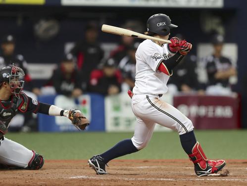 9回オリックス2死満塁、小田が左前にサヨナラ打を放つ（共同）