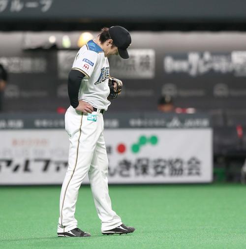 日本ハム対楽天　6回表楽天2死二塁、茂木に中前適時打を浴び肩を落とす有原（撮影・黒川智章）