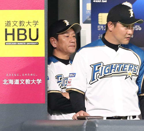 日本ハム対楽天　4連敗にベンチで渋い表情の栗山監督（左）（撮影・黒川智章）