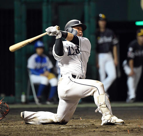 西武対ソフトバンク　5回裏西武無死、右前に二塁打を放つ森（撮影・たえ見朱実）